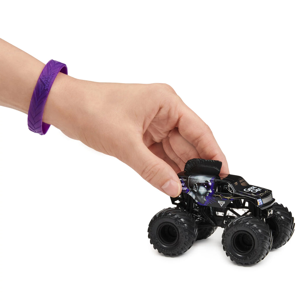Die-Cast Vehicle 1:64 Scale X43147