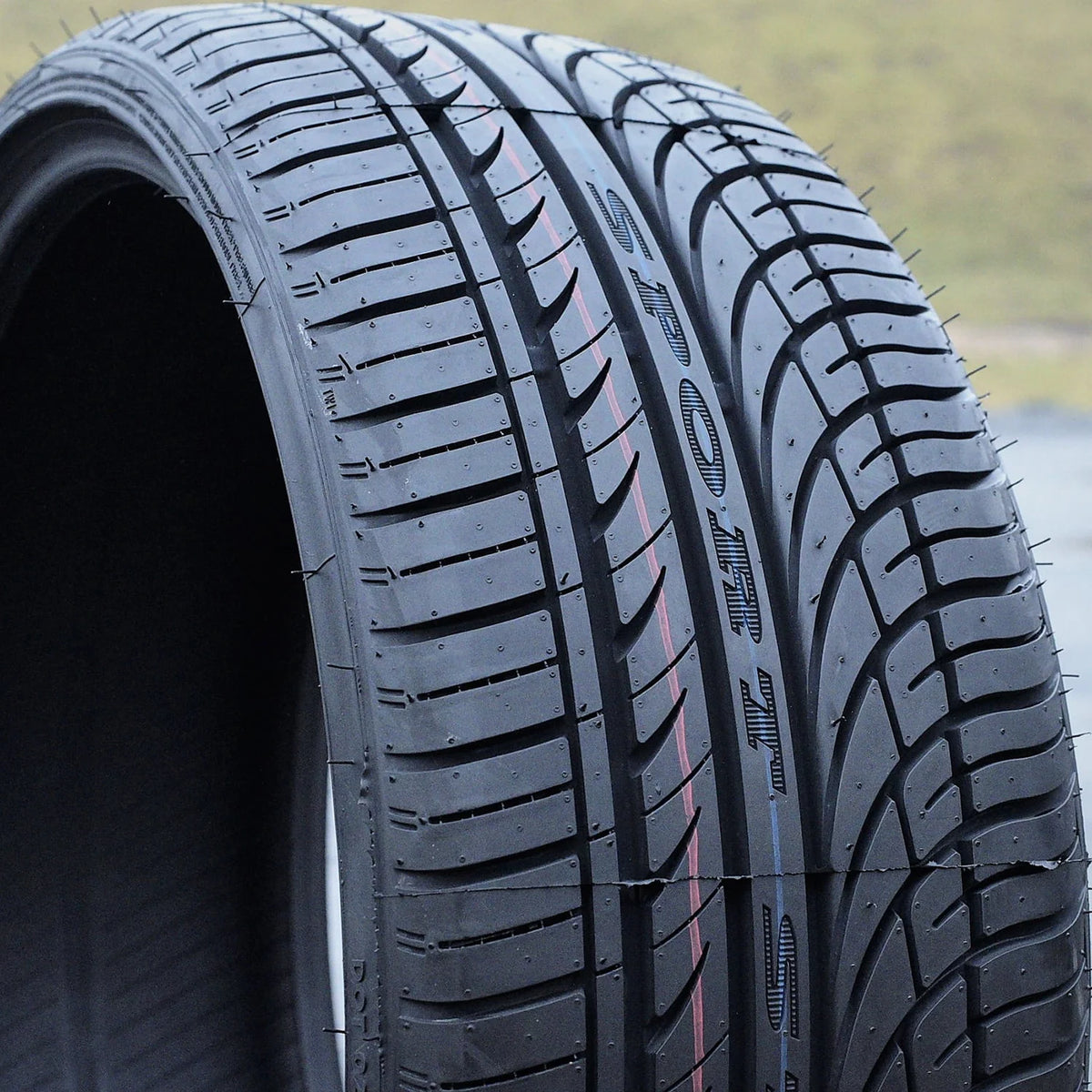 275/40R20 106V XL All Season Performance Tire Y749